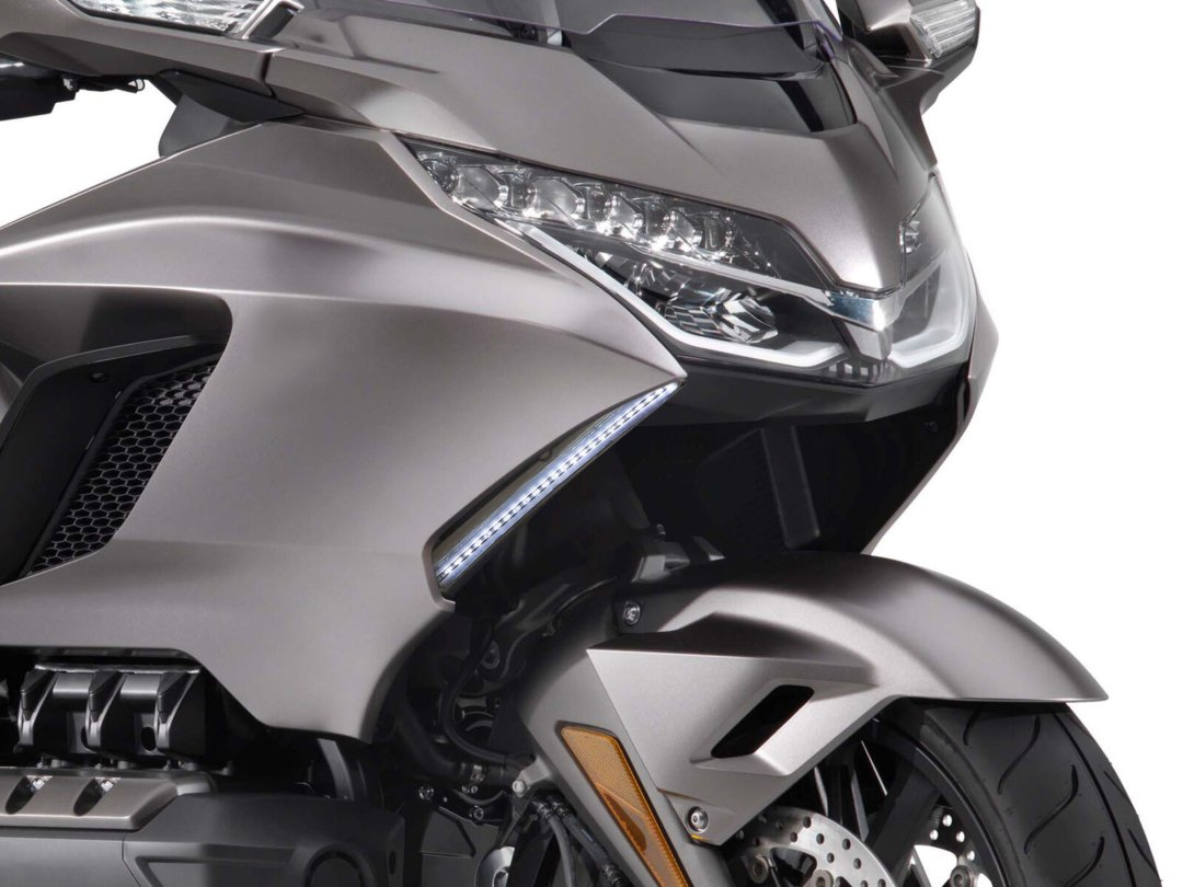 CACHE LATERALE AVANT CHROME AVEC LED HONDA GOLDWING 18-23